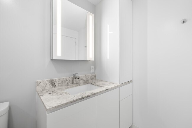 Building Photo - 987 Queen St