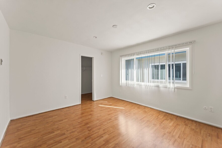 Building Photo - 5738 Woodman Ave