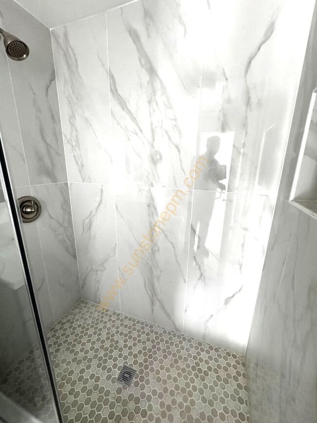 Building Photo - 696 E 9th St