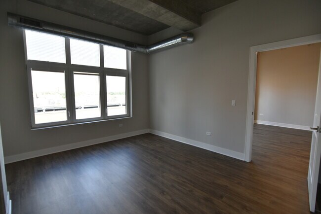Building Photo - 3833 N Broadway