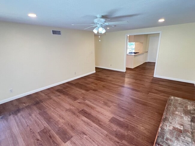 Building Photo - Adorable and Recently Upgraded 4 Bedroom P...