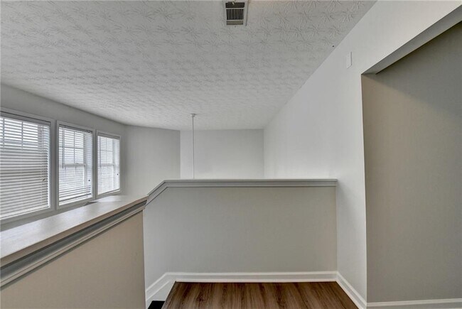 Building Photo - 6670 Island Pointe Dr