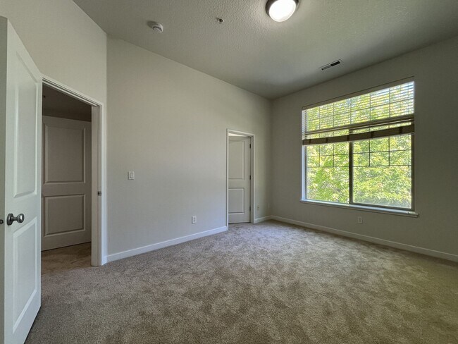 Building Photo - Beautifully Updated Bethany Townhome with Private Backyard and Modern Finishes