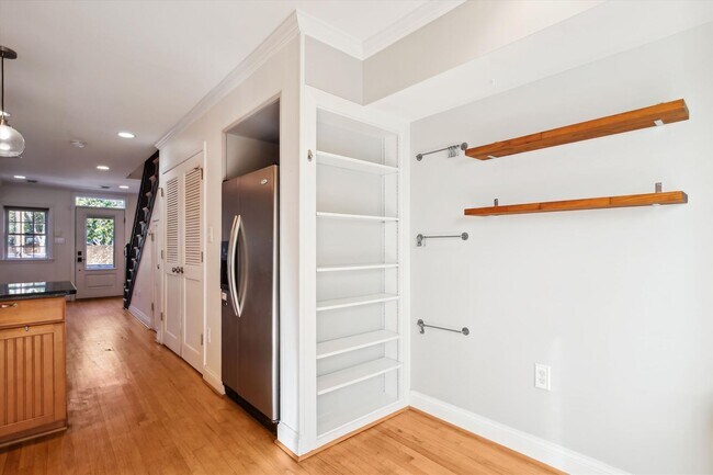 Building Photo - Spiffy 3 Bedroom, 2 Full Bathroom Rowhome just steps from Lincoln Park!!