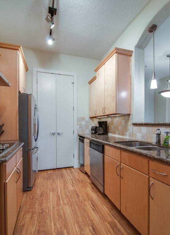 Building Photo - Available NOW! 2-Bed/2-Bath Hillsboro/Belmont