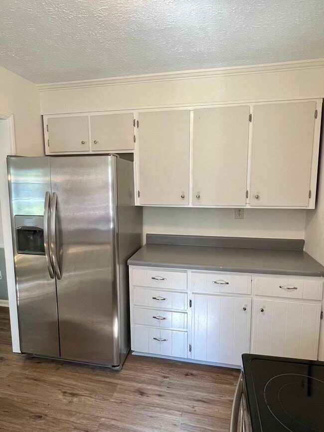 Building Photo - 3 Bedroom home for rent in Hendersonville!