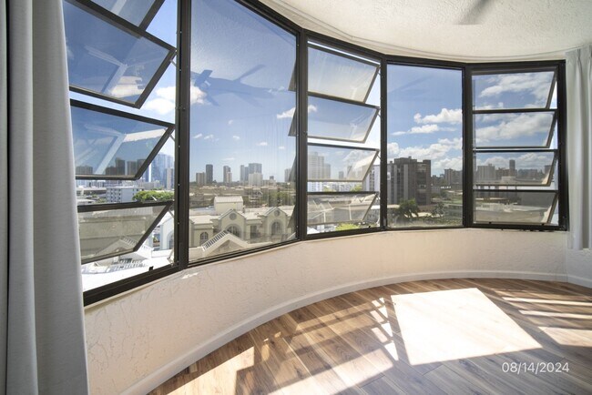 Building Photo - $2300  1 bd 2 ba 1 pkg -1447 Kewalo #705