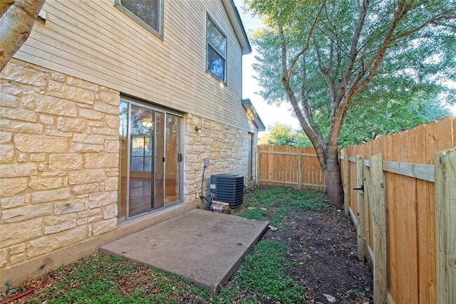 Building Photo - 2211 Creekside Ln