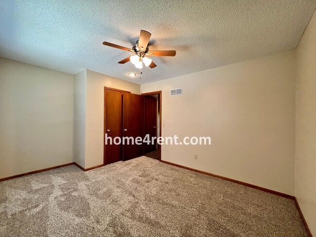 Building Photo - Cozy Duplex w/ Plenty of Space, LVP Flooring and a Fenced Yard!