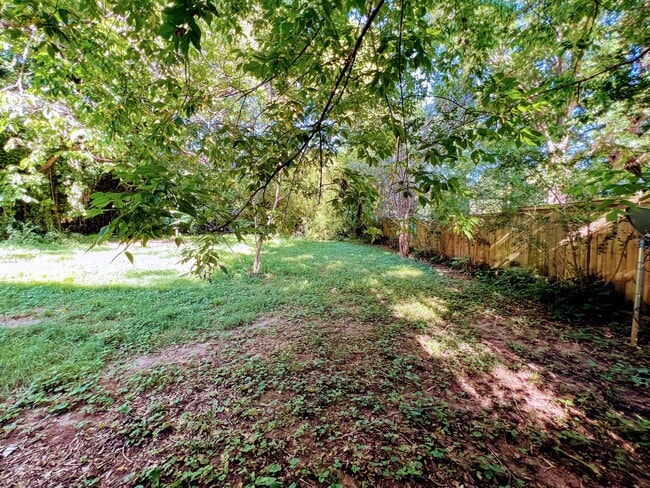 Building Photo - 2884 Meadowview Dr SE
