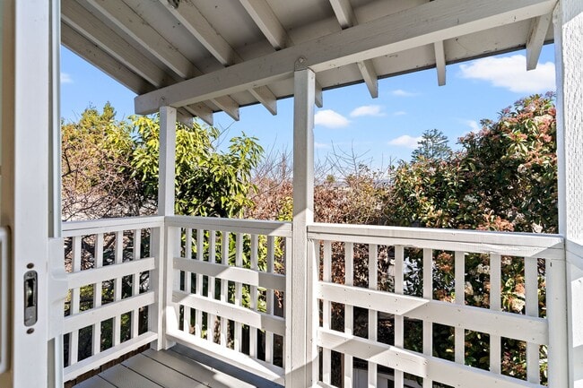 Building Photo - Remodeled 4-Bedroom House w/ Private Yard in Oakland