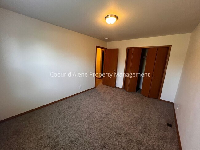 Building Photo - 4 bed house in Hawk's Nest!