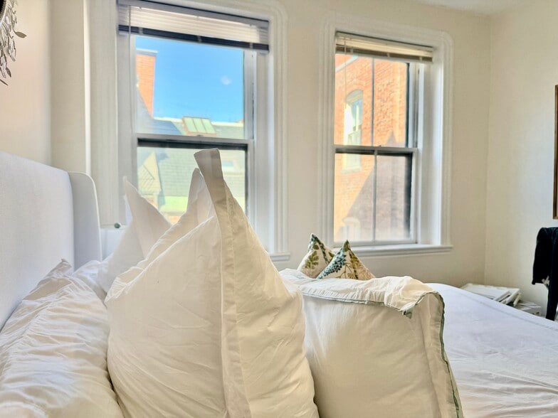 Building Photo - 17 Irving St