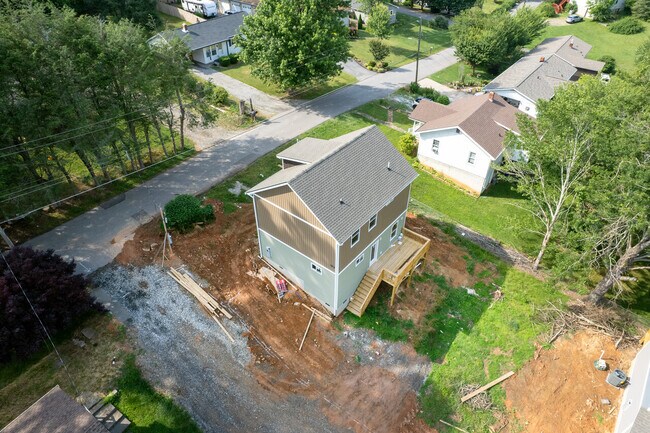 Building Photo - 106 Oscar