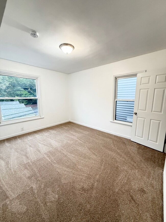 Building Photo - Newly Remodeled 2 or 3 Bedroom In Upper La...