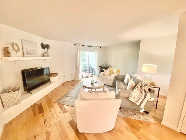 Building Photo - Beautiful Mount Pleasant Townhome