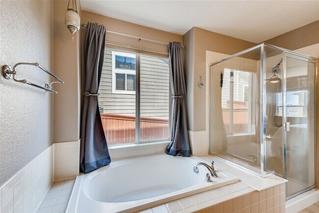 Building Photo - Beautiful 5 Bed 3.5 Bath Home In An Amazin...