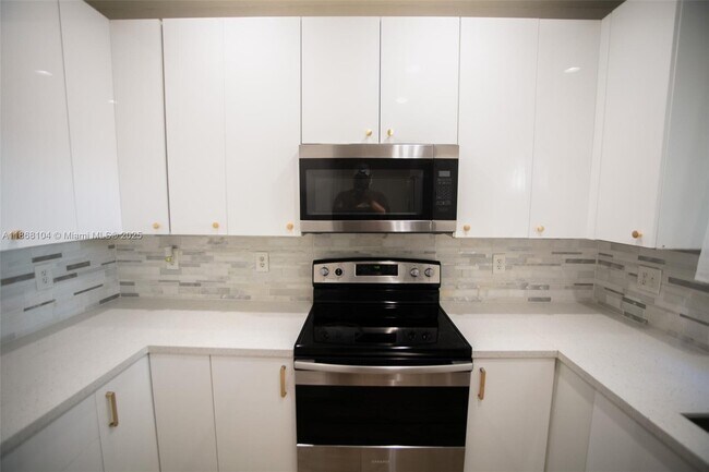 Building Photo - 1112 NE 41st Ave