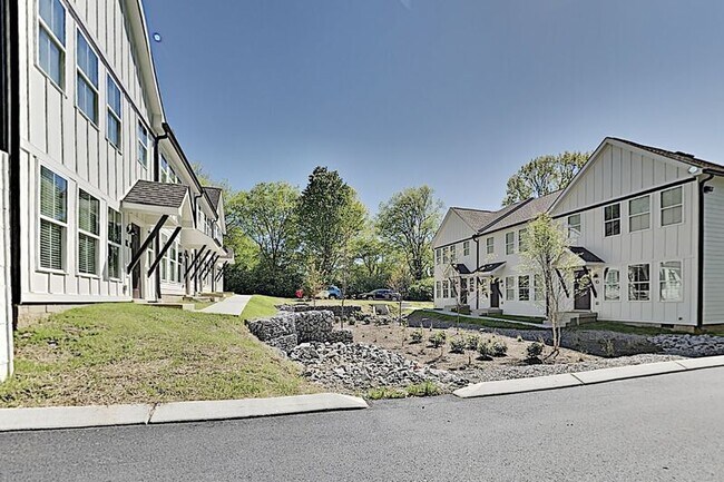 Building Photo - Newer Construction Townhome in Madison