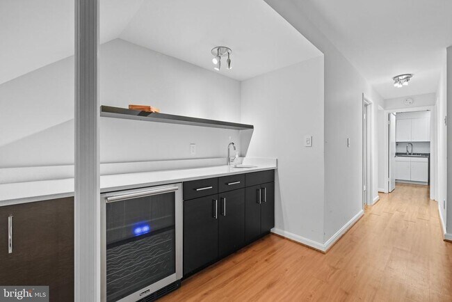 Building Photo - 6251 Lakeview Dr