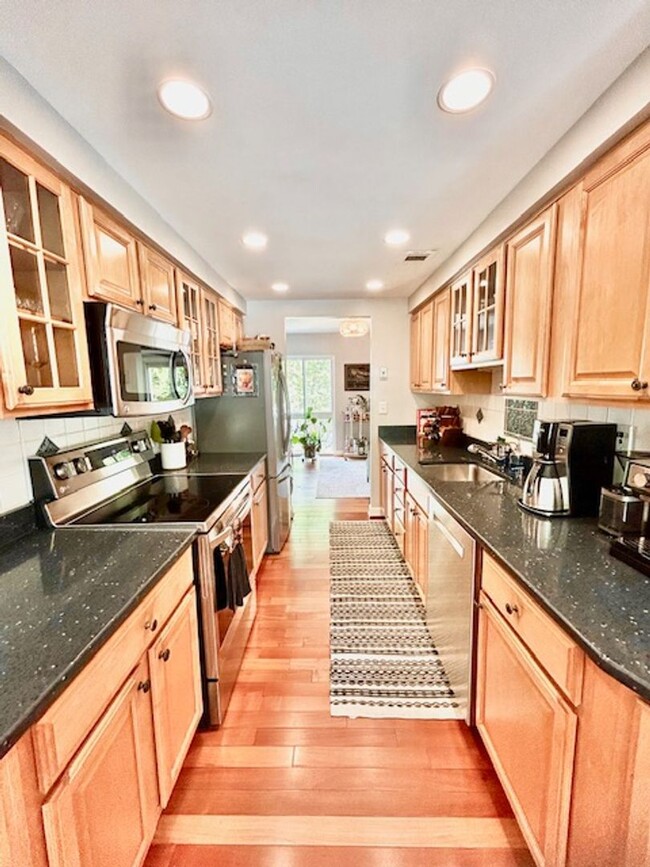 Building Photo - Welcome to this Lovely Home in Reston, VA!