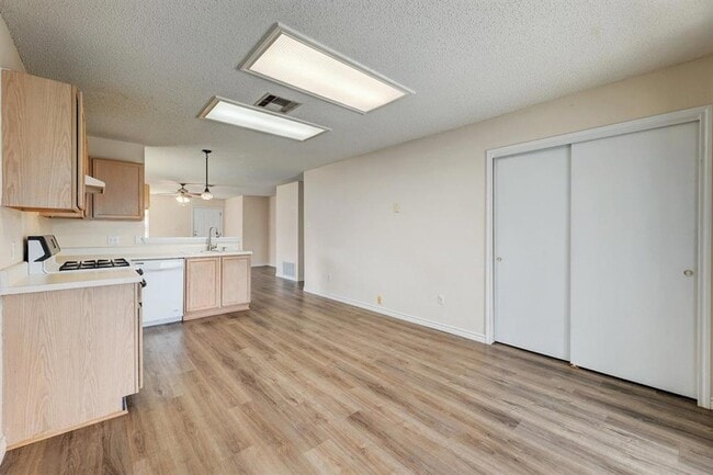 Building Photo - 2101 Parksville Way