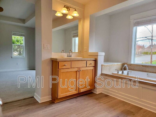 Building Photo - 576 Mount Baker Pl NE