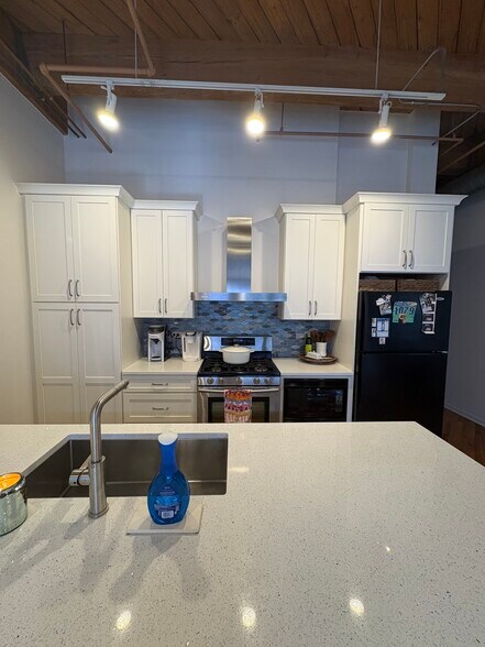 kitchen - 1040 W Adams St