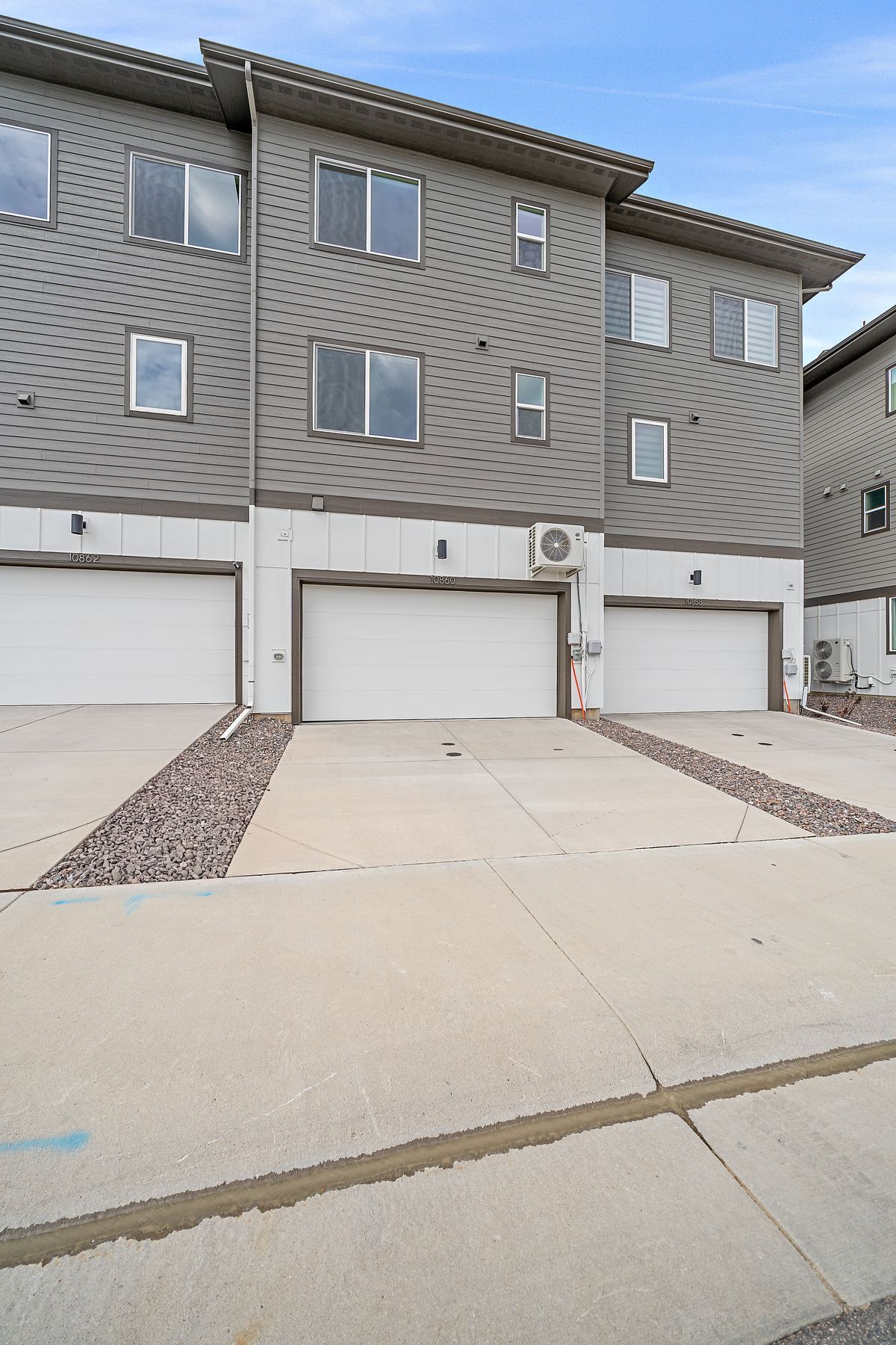 Building Photo - 10860 Lyric St