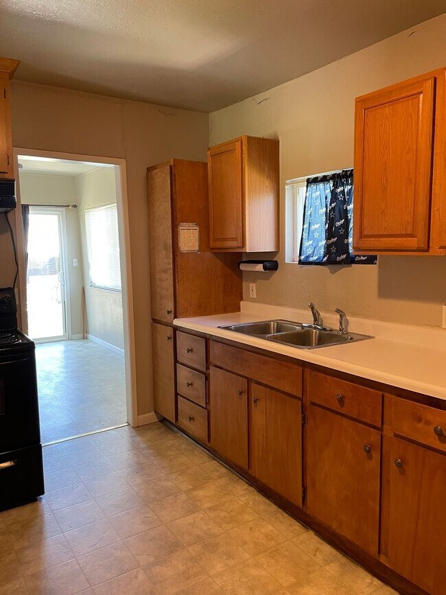 Building Photo - COMING SOON-Beautiful Country-Style Home in Dos Palos, CA!