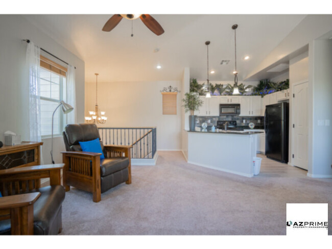 Building Photo - Live the Good Life in this Lovely 3/2 Phoe...