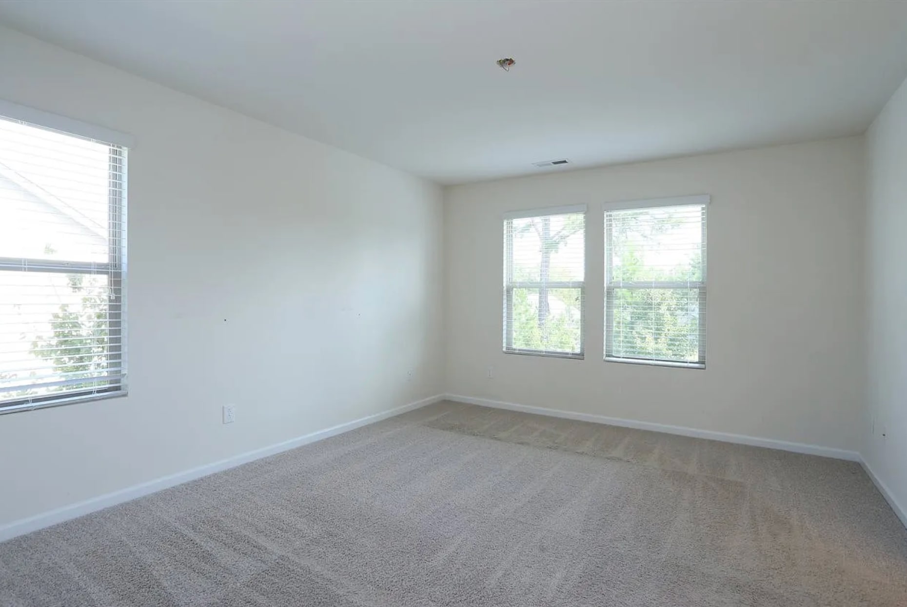 Building Photo - 131 Holly Berry Ln