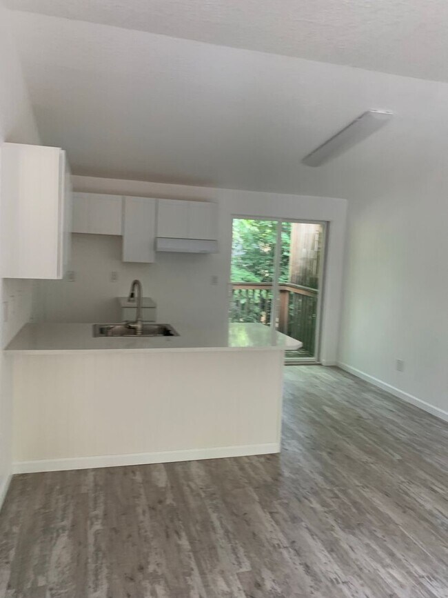 Building Photo - 4940-4950 SW 45th Ave