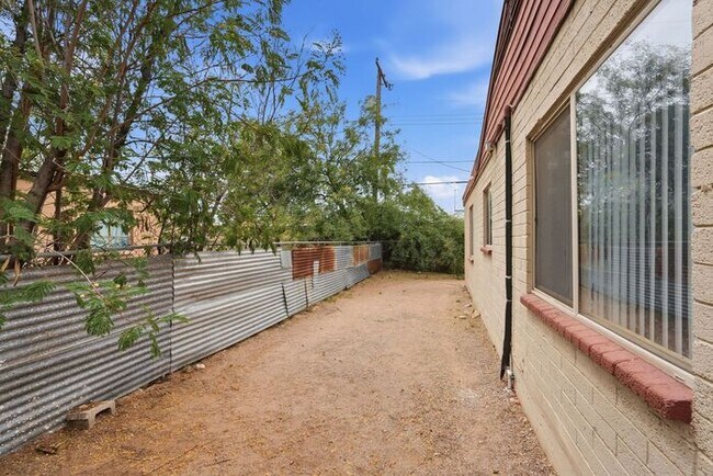 Building Photo - 2520 E Cameron Vista