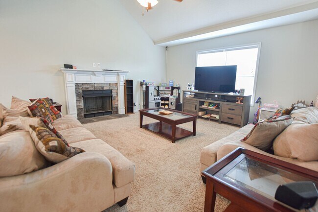 Building Photo - Pet Friendly Five Bedroom!
