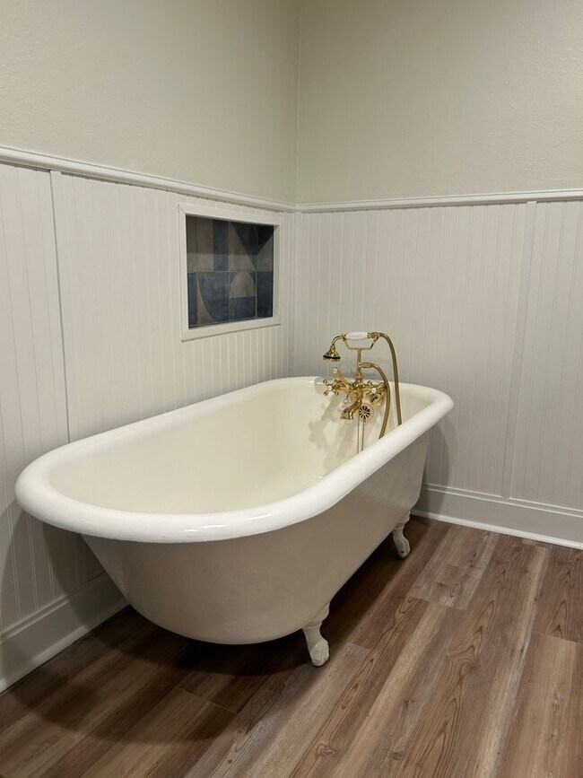 Building Photo - Craftsman Style House  Close to Downtown New Braunfels / Fridge Included/ No Carpet / Large Backy...