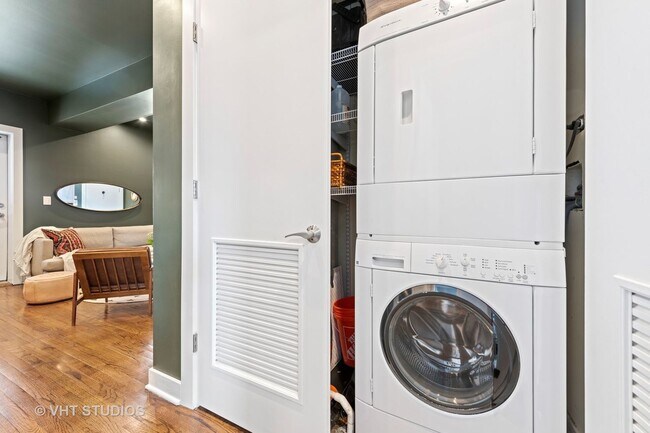 Building Photo - 1454 W Roscoe St