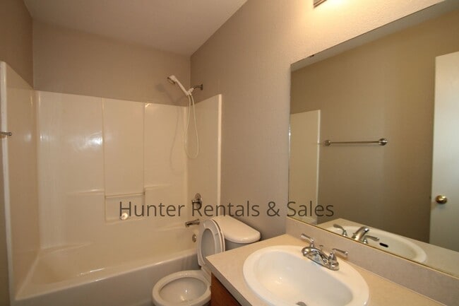 Building Photo - Hymesa Estates!