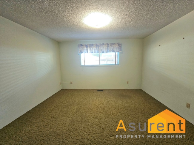 Building Photo - Two Bedroom- Two Full Bathroom Home in des...