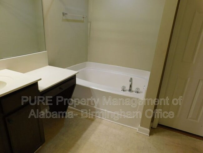 Building Photo - 2755 Southwood Ln