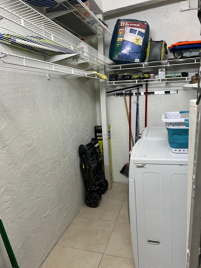 Building Photo - 1010 Hollywood Blvd