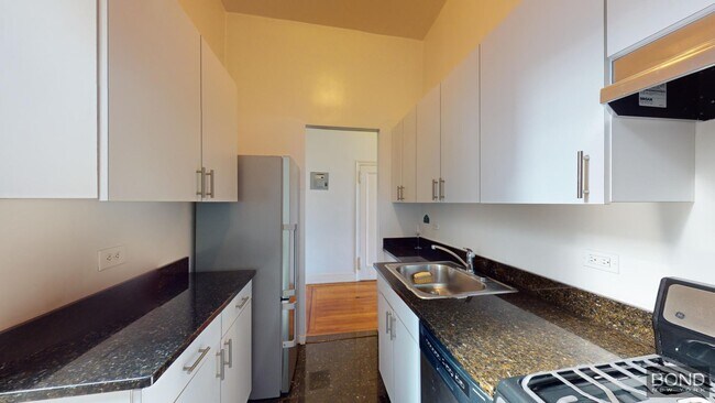 Building Photo - 104 E 81st St