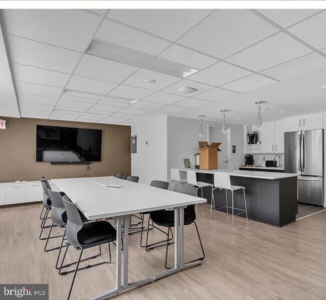 Building Photo - 2500 N Van Dorn St