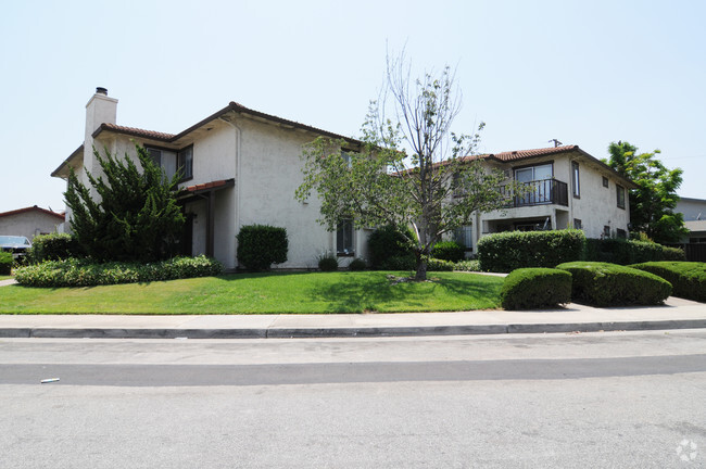 Building Photo - 1561 Moorpark Ave