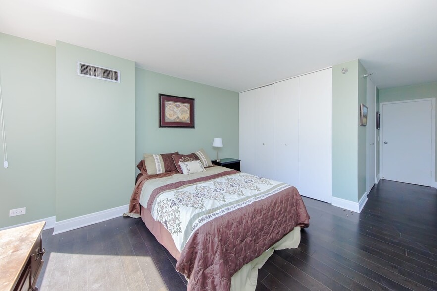 Second Bedroom - 200 N Dearborn St
