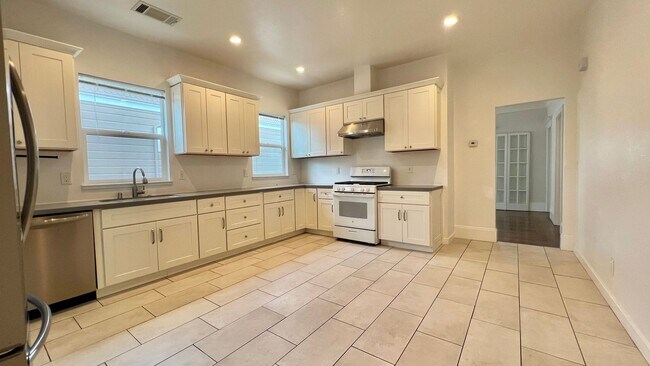 Building Photo - Well-maintained, Charming duplex – 3bd 2ba Upper-Level Unit