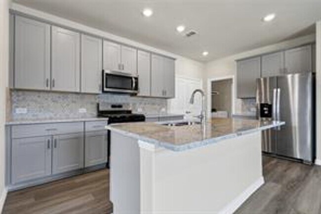 Building Photo - Spacious 3BR/2.5BA Home Near Parks, Dining & Community Pool