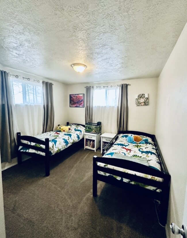 Building Photo - Charming Pet-Friendly Rental Available Now!