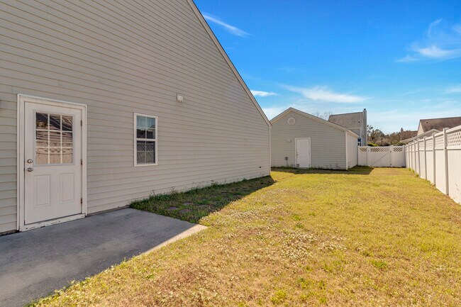 Building Photo - 19 Bushwood Dr