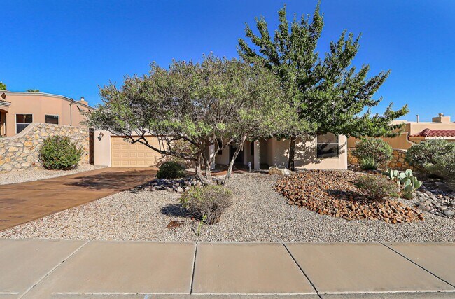 Building Photo - Beautiful Home in Sonoma Ranch with Amazin...